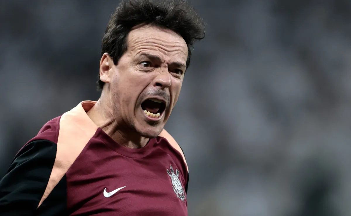 Fernando Diniz ressalta importância de repetir escalação após vitória do Corinthians contra o Santa Fé