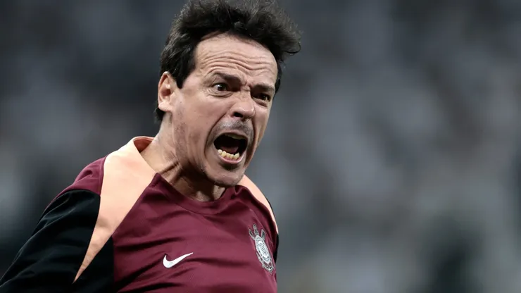 Fernando Diniz, técnico do Corinthians, durante partida contra o Palmeiras no estadio Arena Corinthians pelo campeonato Brasileiro A 2026. Foto: Marcello Zambrana/AGIF