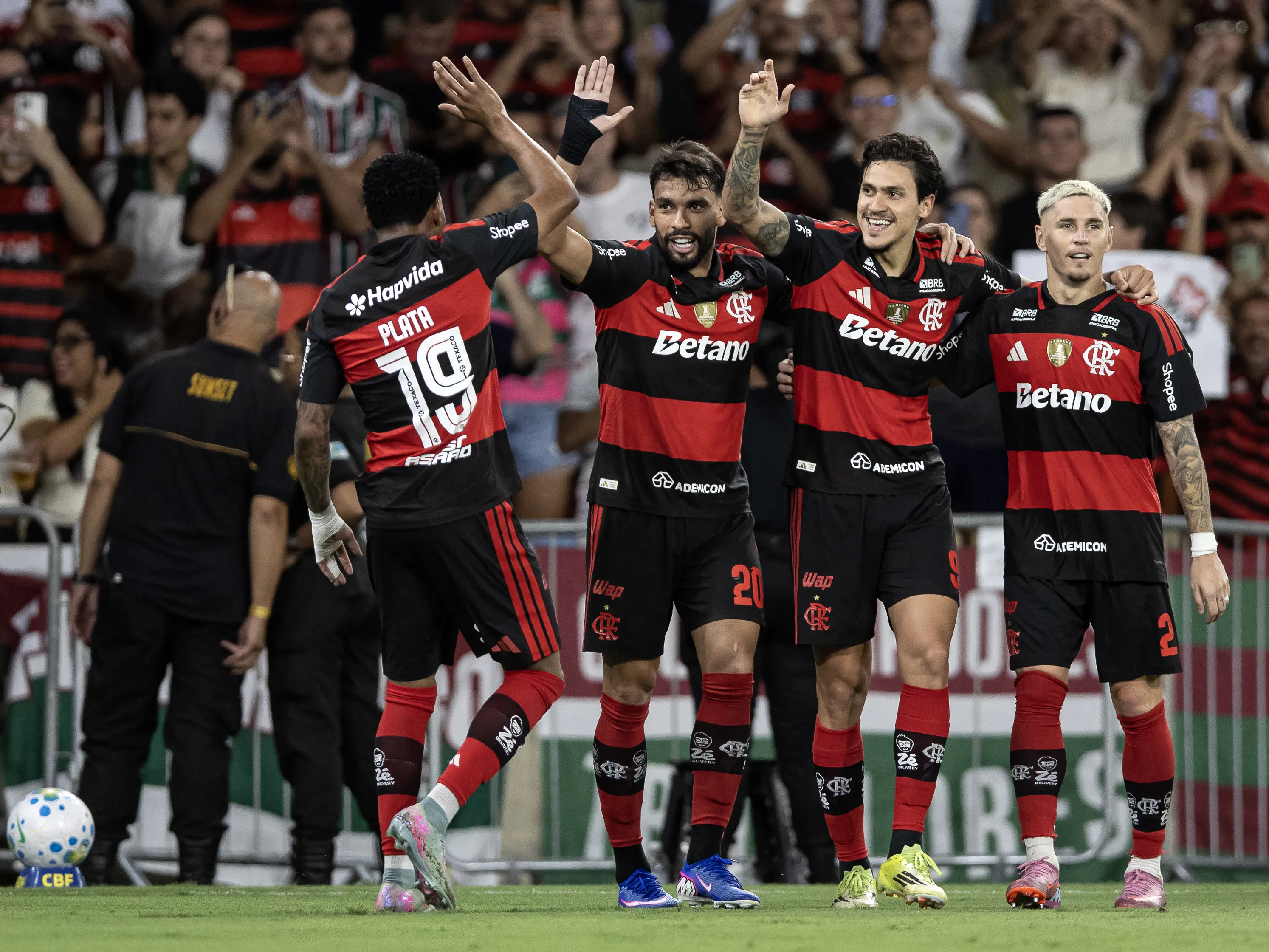 RJ – RIO DE JANEIRO – 12/04/2026 – BRASILEIRO A 2026, FLUMINENSE X FLAMENGO – Pedro jogador do Flamengo comemora seu gol com jogadores do seu time durante partida contra o Fluminense no estadio Maracana pelo campeonato Brasileiro A 2026. Foto: Andre Mourao/AGIF