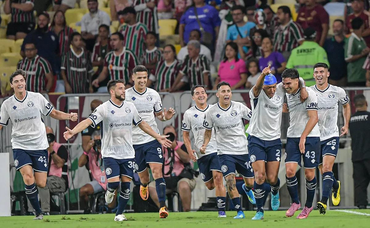 Torcida do Fluminense explode no Maracanã contra suposta ajuda ao Flamengo após derrota na Libertadores