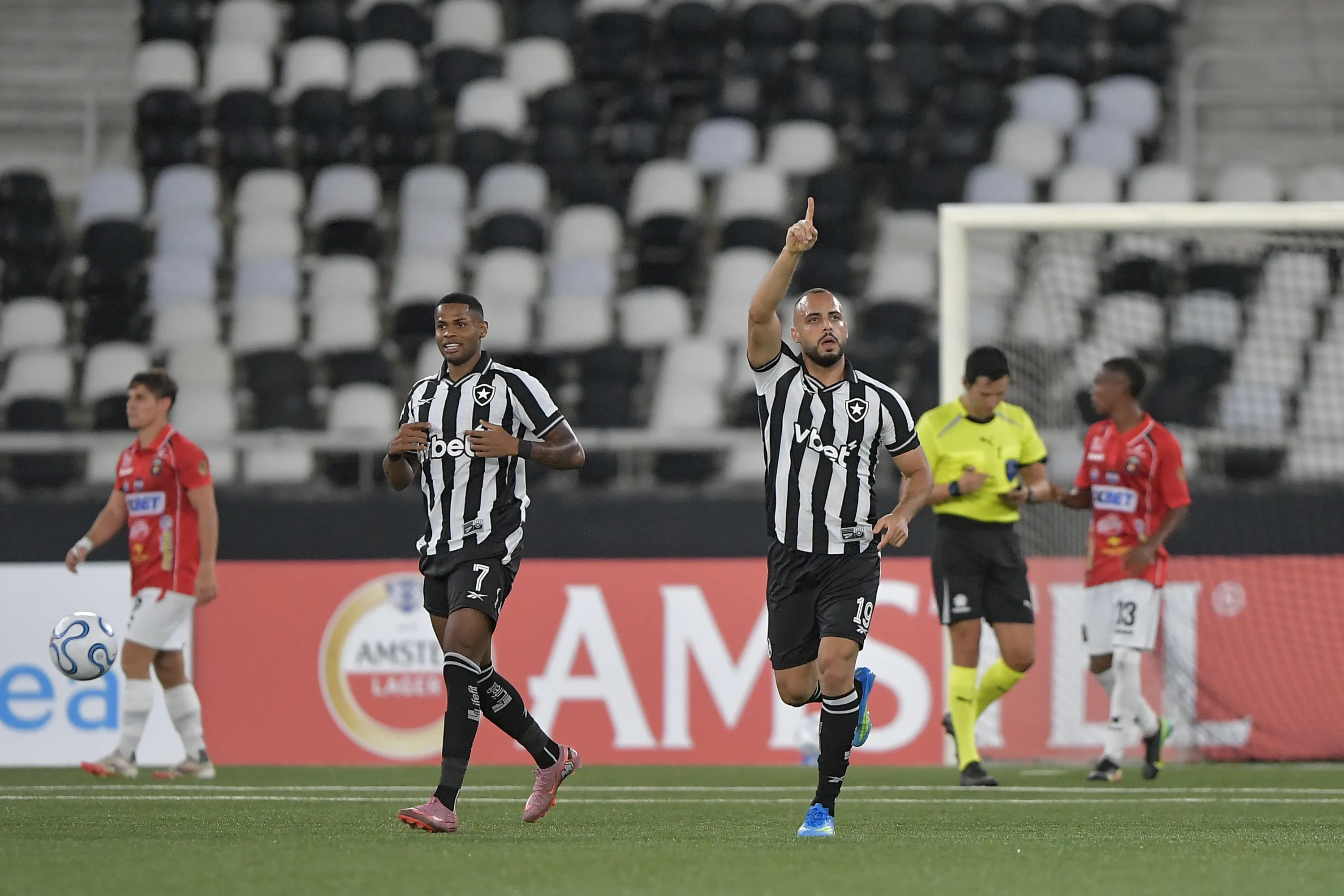 Arthur Cabral comemora seu gol contra o Caracas, pela Sul-Americana. Foto: Thiago Ribeiro/AGIF