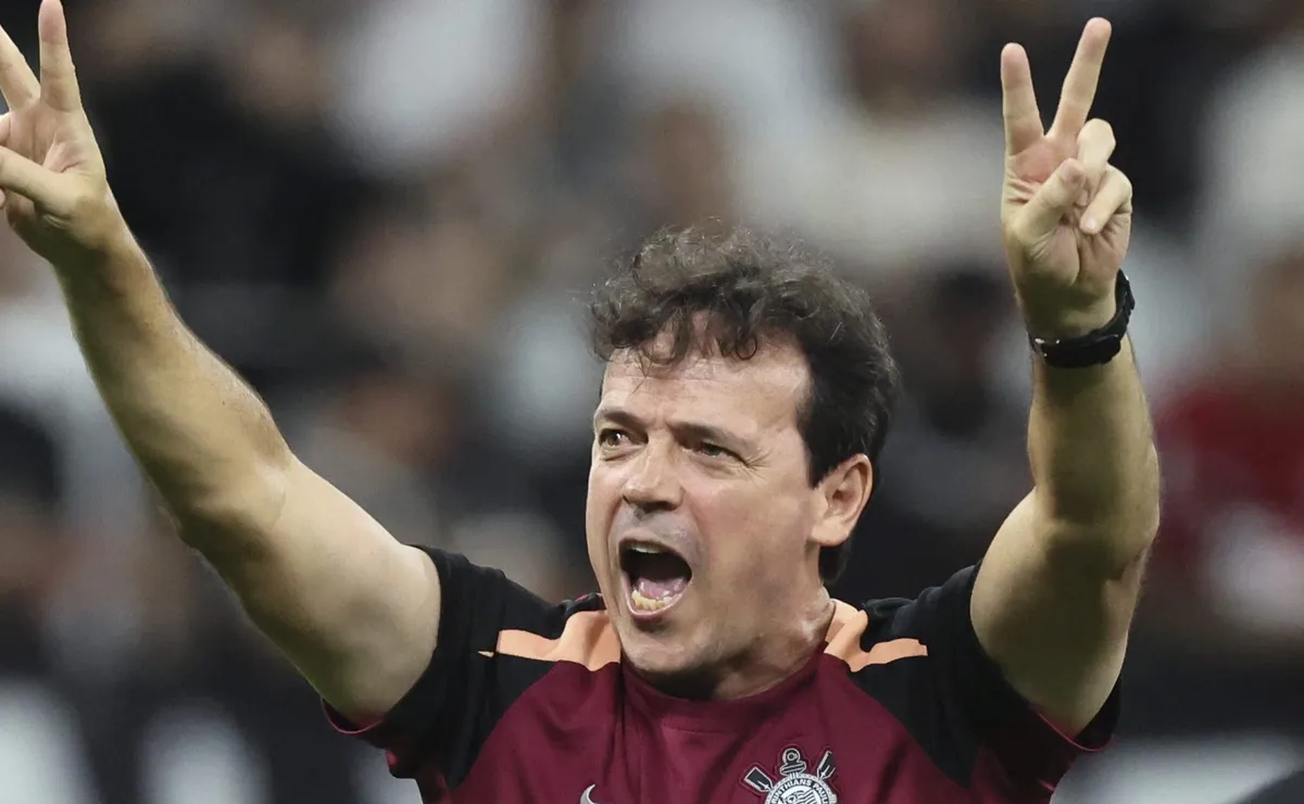 Corinthians tem desfalques de peso e Fernando Diniz desenha escalação contra o Vitória