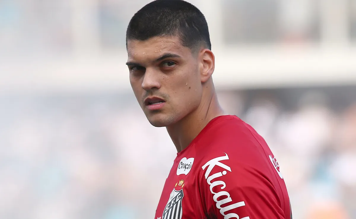 Santos pode fechar com novo goleiro na próxima janela caso Gabriel Brazão seja vendido