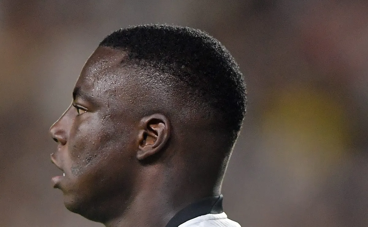 Hinestroza sofre com adaptação, ajuda não surte efeito e gera preocupação no Vasco