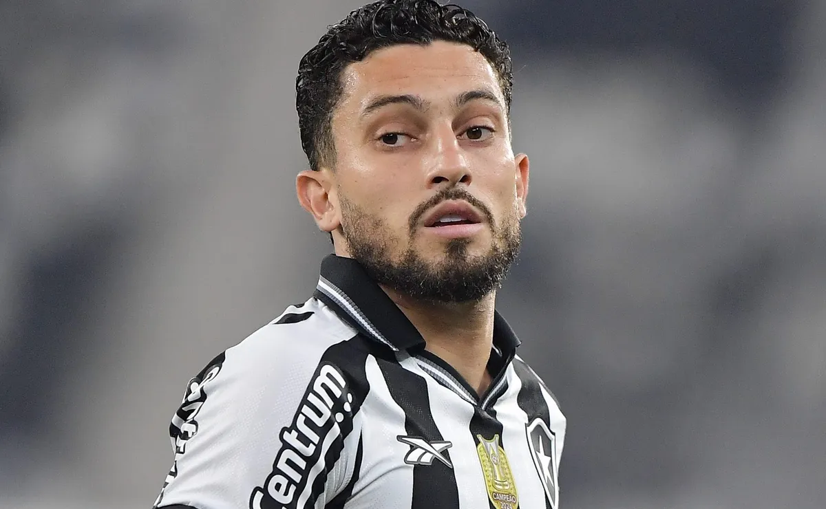 Alex Telles destaca entrega do Botafogo e comemora vitória sobre o Racing: “Um pouco no sacrifício”