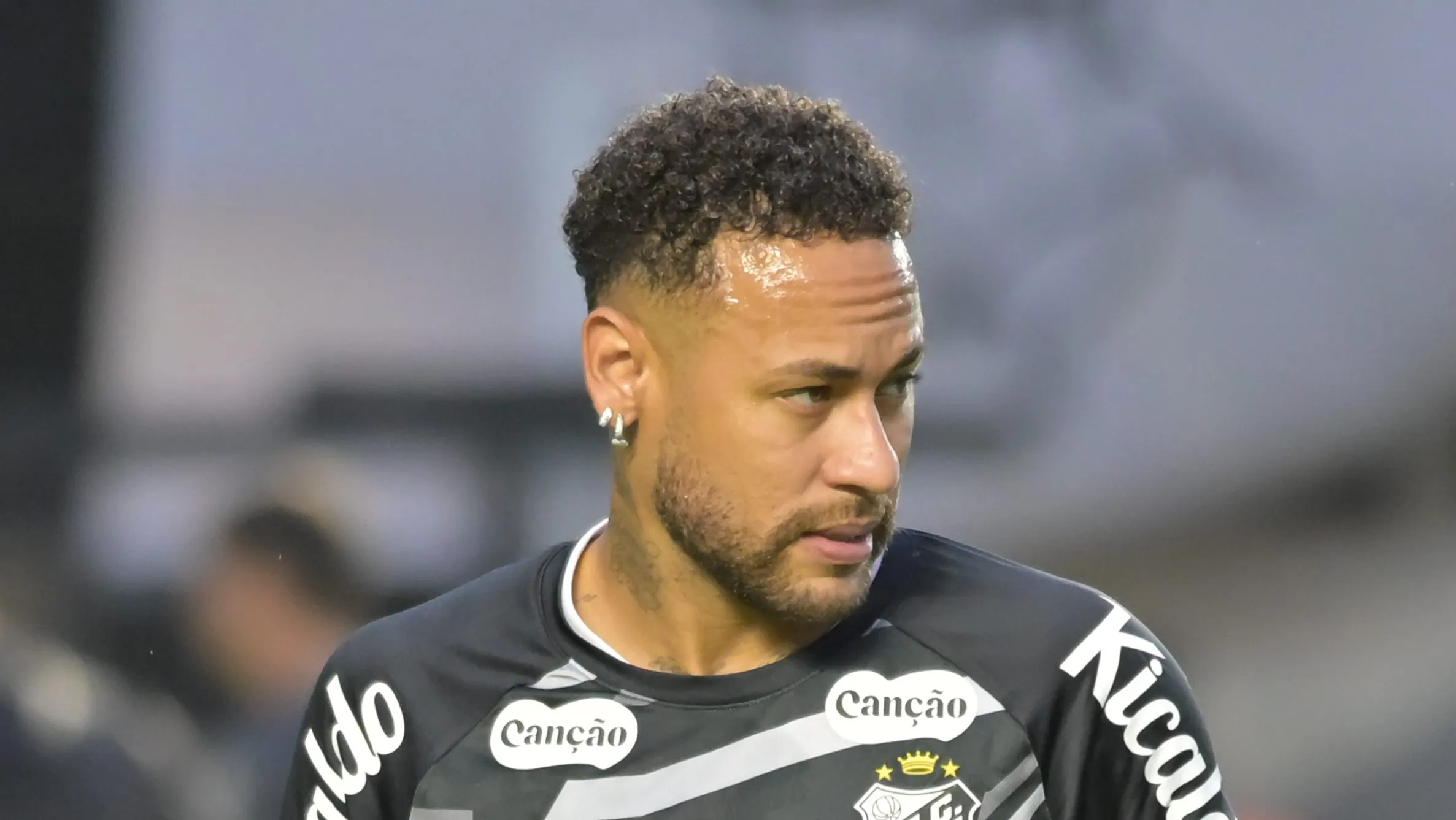 Foto: Jota Erre/AGIF – Ney Jr. durante aquecimento antes de partida na Vila Belmiro.