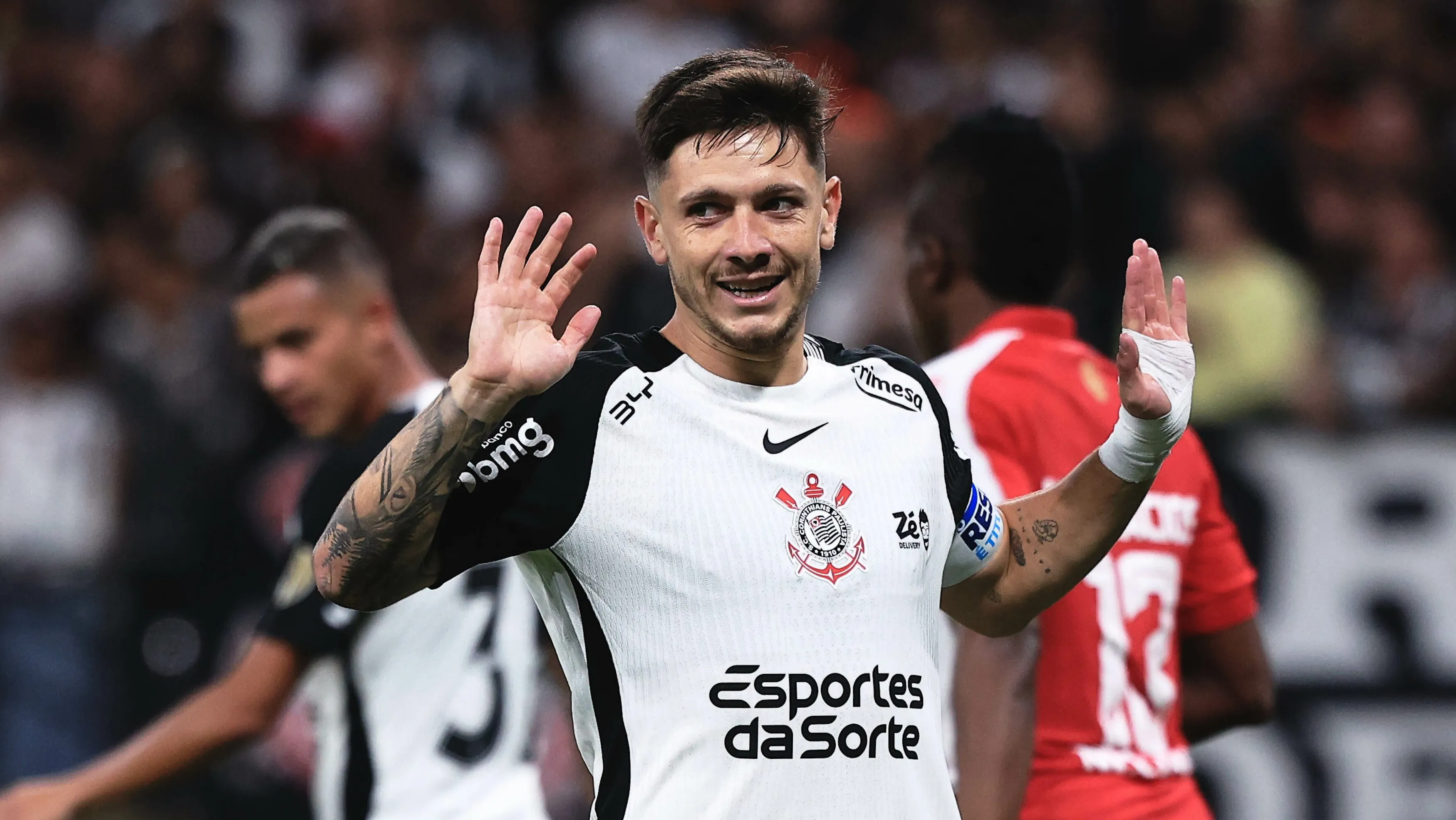 Rodrigo Garro roubou a cena no duelo contra o Santa Fé – Foto: Ettore Chiereguini/AGIF