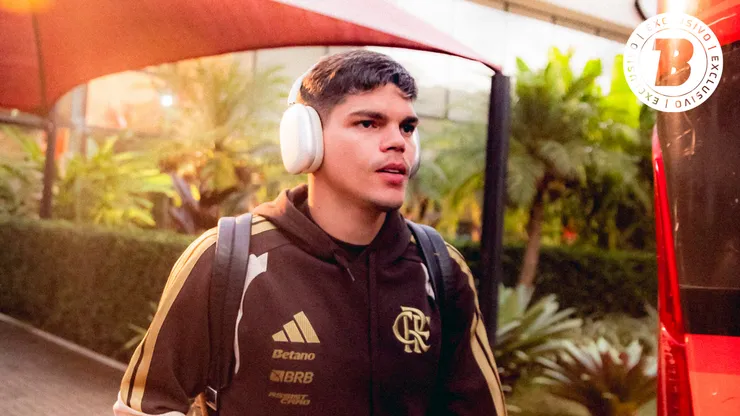 Ayrton Lucas jogador do Flamengo em viagem com a delegação