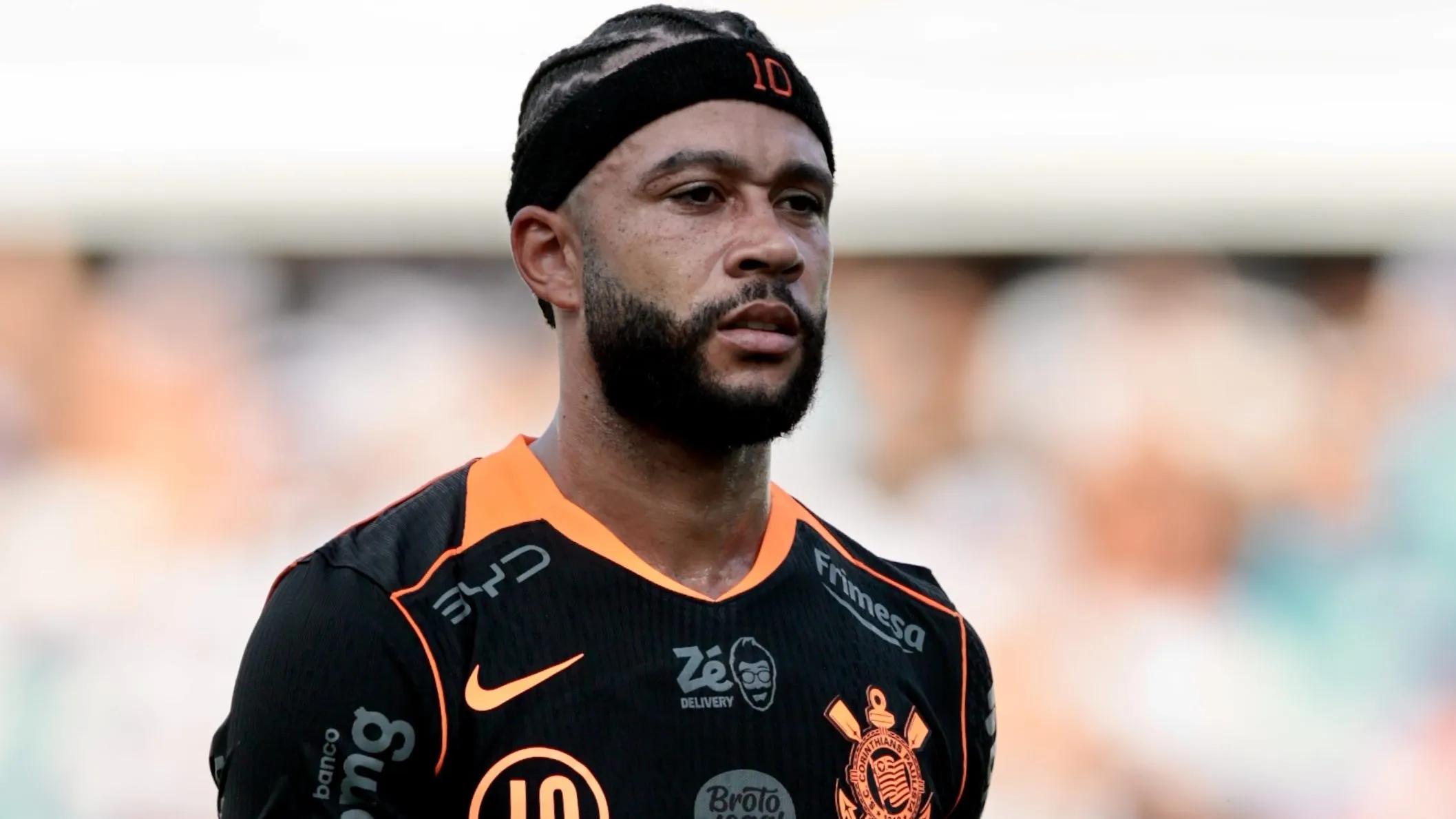 Memphis Depay jogador do Corinthians durante partida contra o Santos no estadio Vila Belmiro pelo campeonato Brasileiro A 2026. Foto: Marcello Zambrana/AGIF