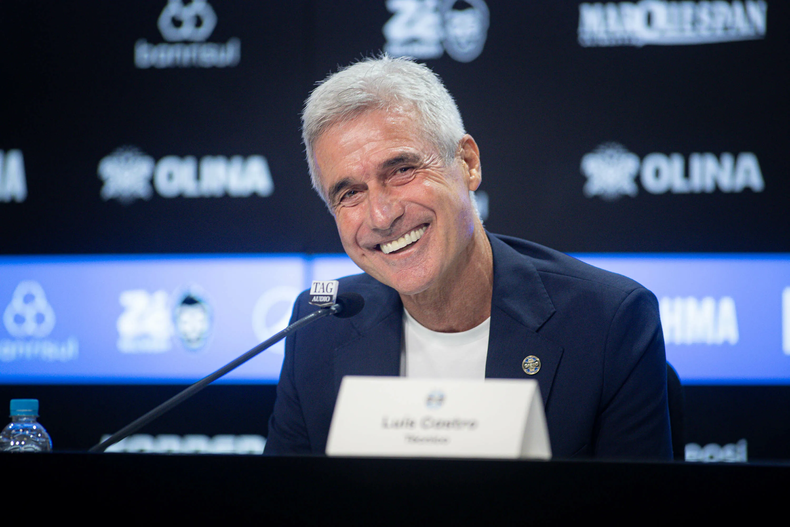 Luis Castro fala aos jornalista durante sua apresentacao oficial como tecnico do Gremio em coletiva de imprensa realizada no Arena do Gremio. Foto: Maxi Franzoi/AGIF