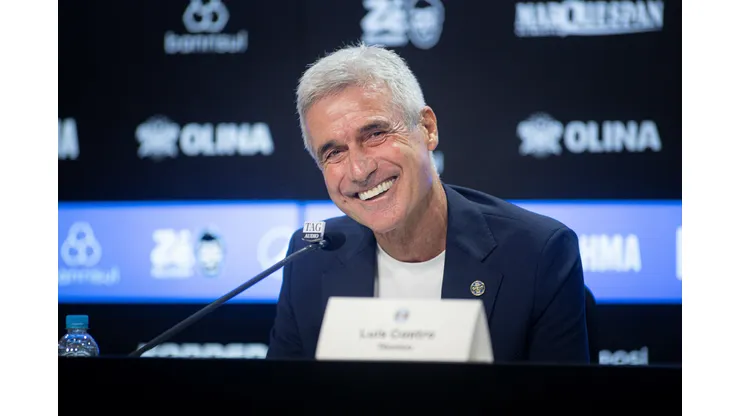 Luis Castro fala aos jornalista durante sua apresentacao oficial como tecnico do Gremio em coletiva de imprensa realizada no Arena do Gremio. Foto: Maxi Franzoi/AGIF