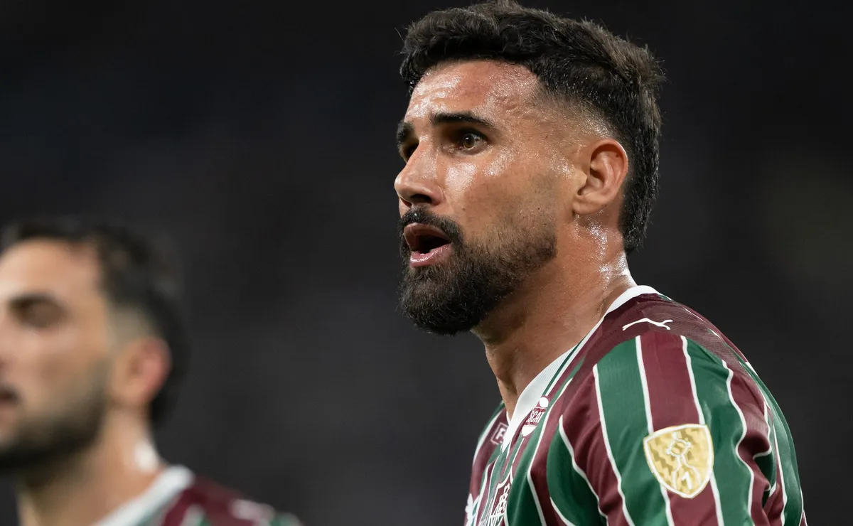 Esposa de Freytes veste camisa do Rivadavia na praia e constrange elenco do Fluminense, diz site