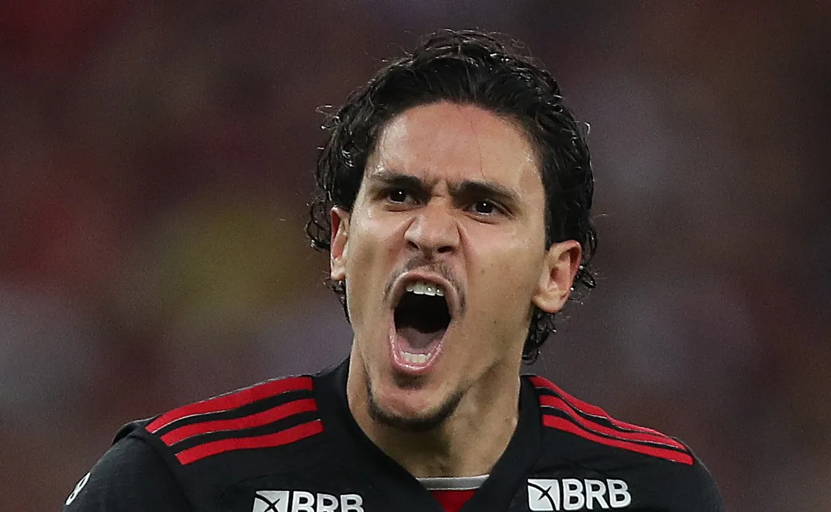 Flamengo mira camisa 9 no mercado, mas está satisfeito com desempenho de Pedro e artilheiro recebe elogios