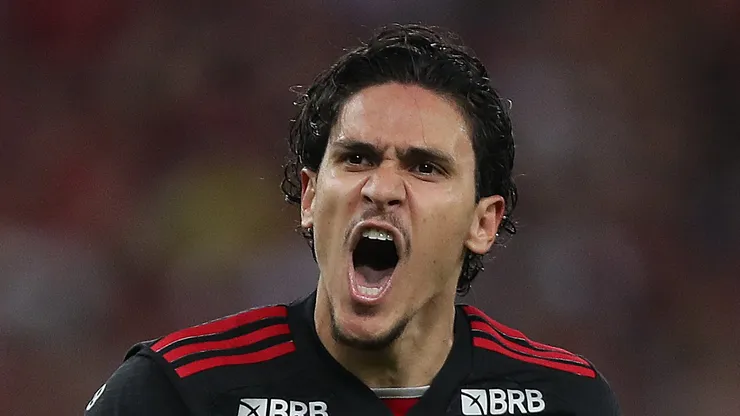Pedro em campo durante jogo no Maracanã.