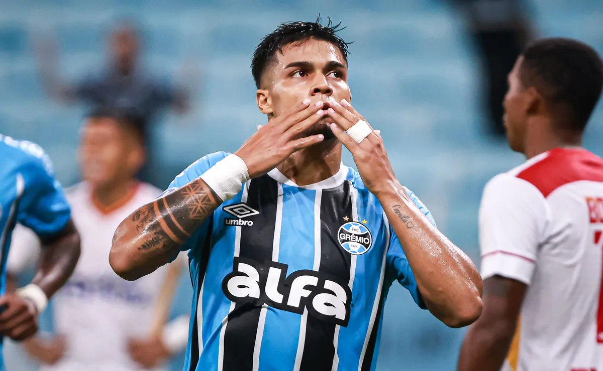 Peñarol avalia compra de Arezo e pode ser obrigado a adquirir atacante por cláusula contratual