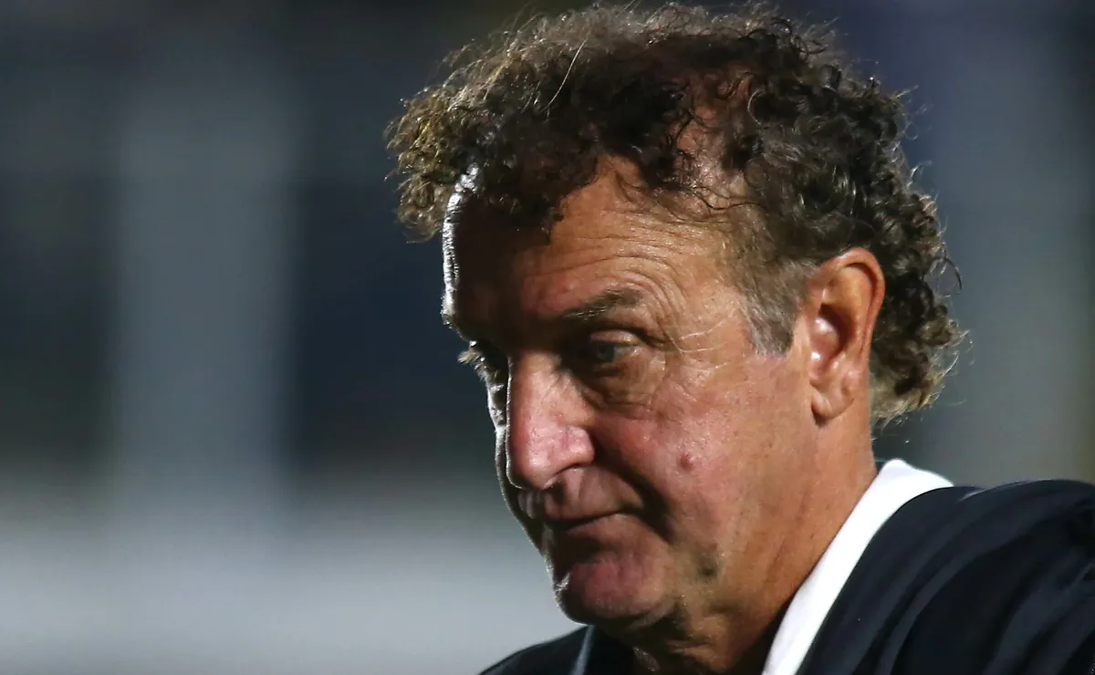 Cuca se revolta com erro de Luan Peres, mas deve dar nova chance ao zagueiro no Santos