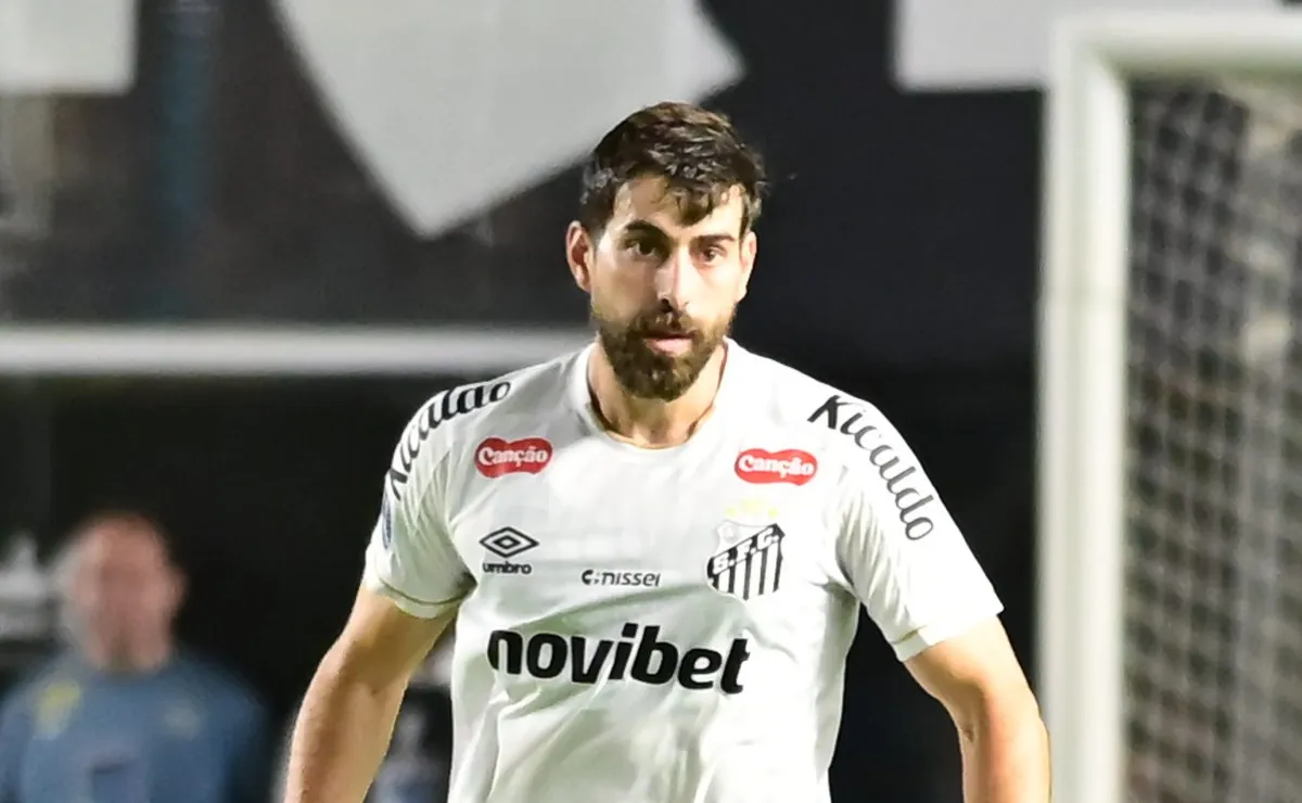 Luan Peres vira alvo da torcida do Santos por falha em gol do Palmeiras