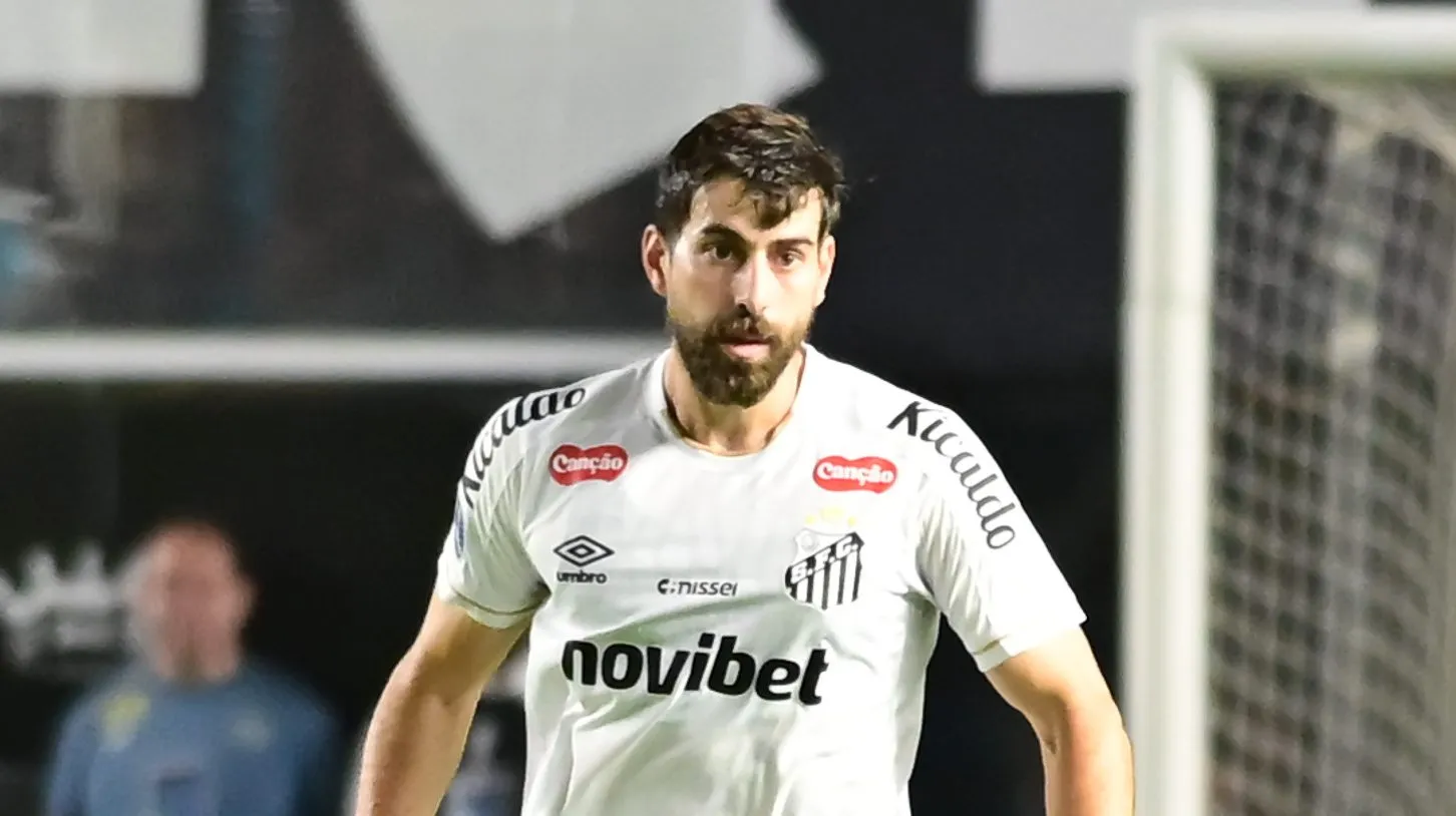 Foto: Jota Erre/AGIF – Luan Peres durante jogo contra o Recoleta.