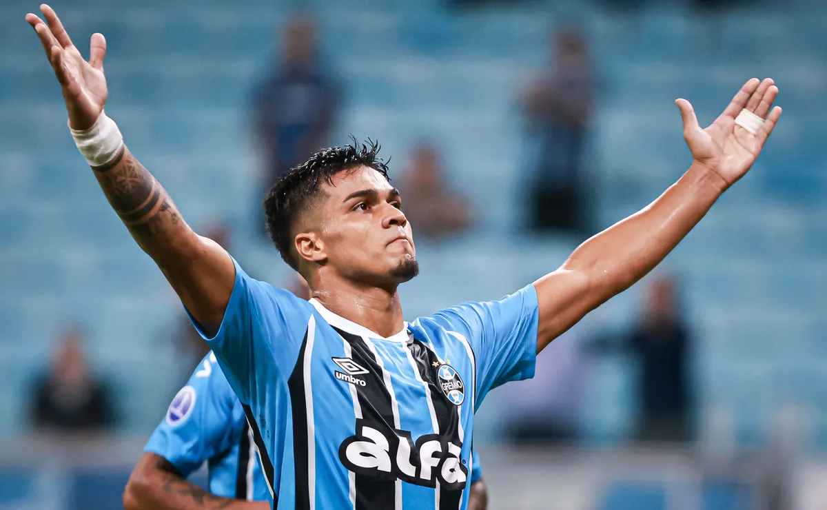 Peñarol avalia compra de Arezo e pode ser obrigado a adquirir atacante por cláusula contratual