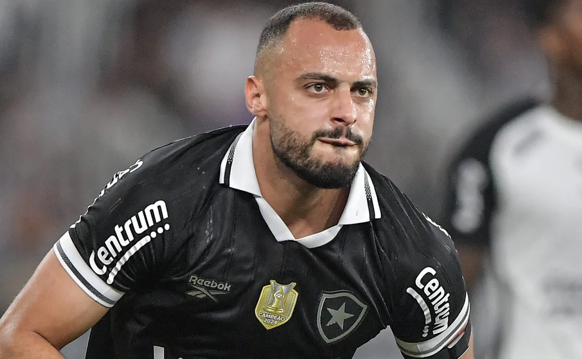 Arthur Cabral vira artilheiro no Botafogo e comemora bom momento: “Muito feliz com isso”