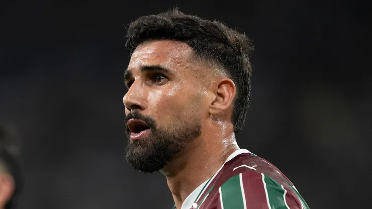 Ignacio jogador do Fluminense e Freytes jogador da sua equipe durante partida contra o Independiente no estadio Maracana pelo campeonato Copa Libertadores 2026. Foto: Jorge Rodrigues/AGIF