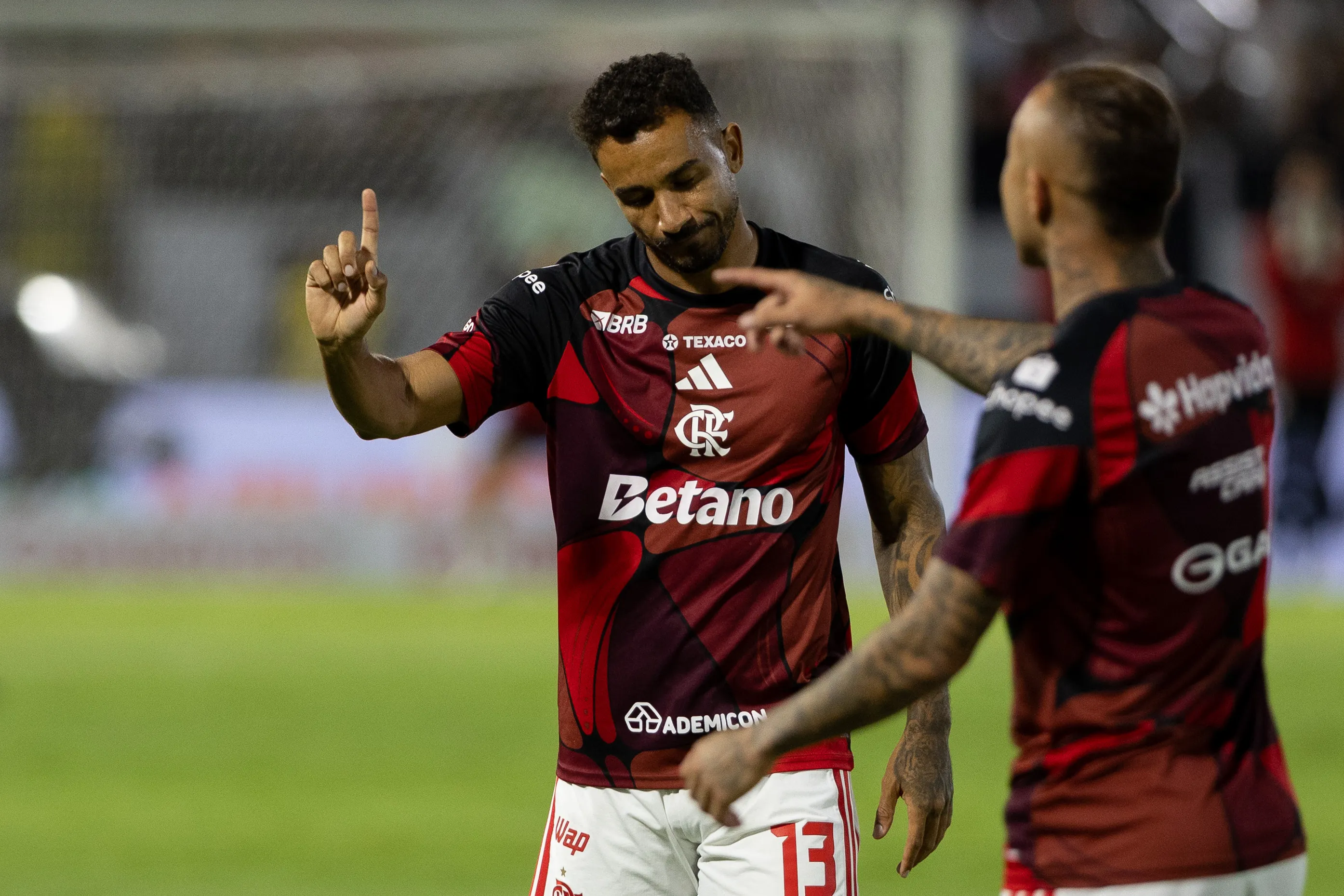 Danilo jogador  do Flamengo durante aquecimento antes da partida contra o Bragantino no estadio Cicero De Souza Marques pelo campeonato Brasileiro A 2026. Foto: Joisel Amaral/AGIF