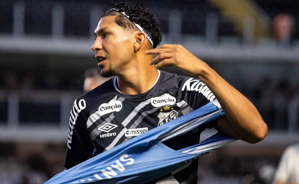 Rony torce o tornozelo, deixa treino de muletas e vira preocupação para Cuca no Santos