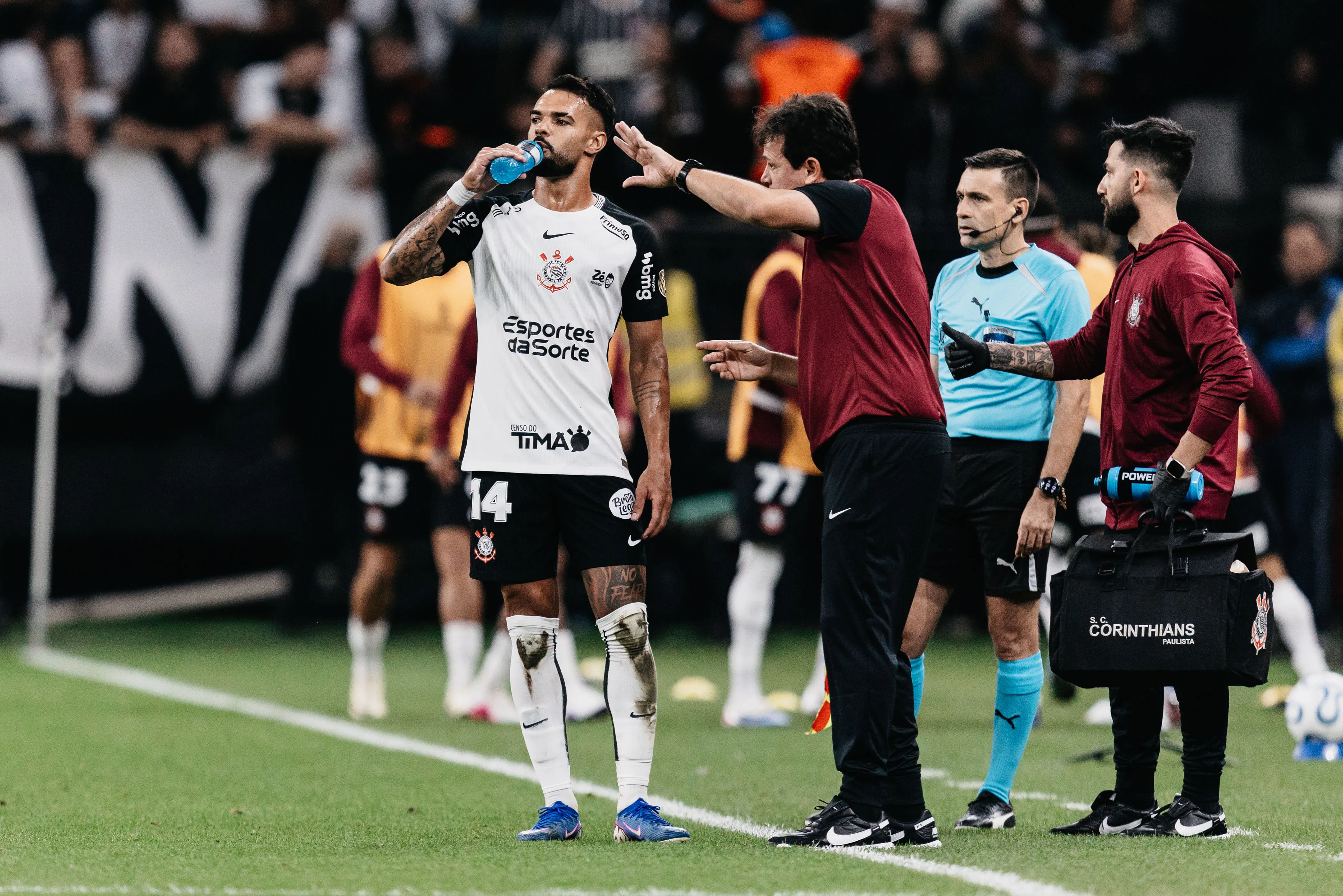 Fernando Diniz técnico do Corinthians orienta Raniele durante partida contra o Santa Fe no estádio Arena Corinthians pelo campeonato Copa Libertadores 2026. Foto: Guilherme Veiga/RP FOTOPRESS/AGIF