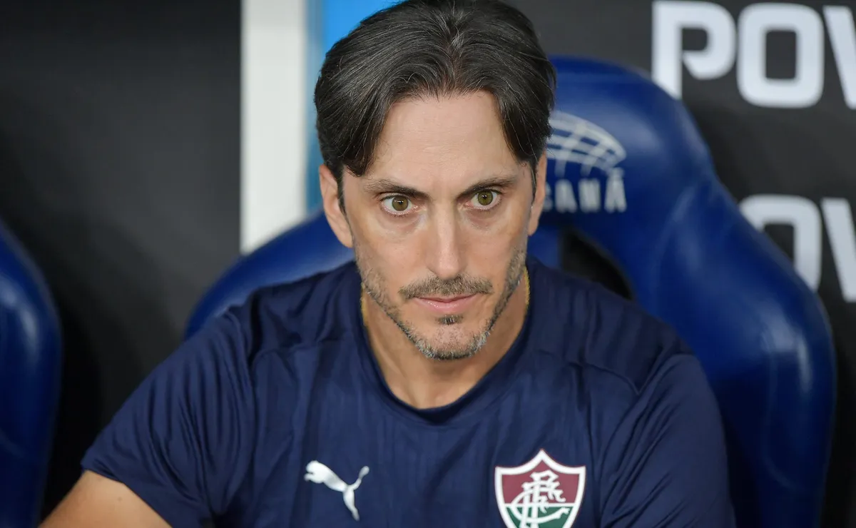 Torcida do Fluminense protesta no CT após sequência negativa na temporada