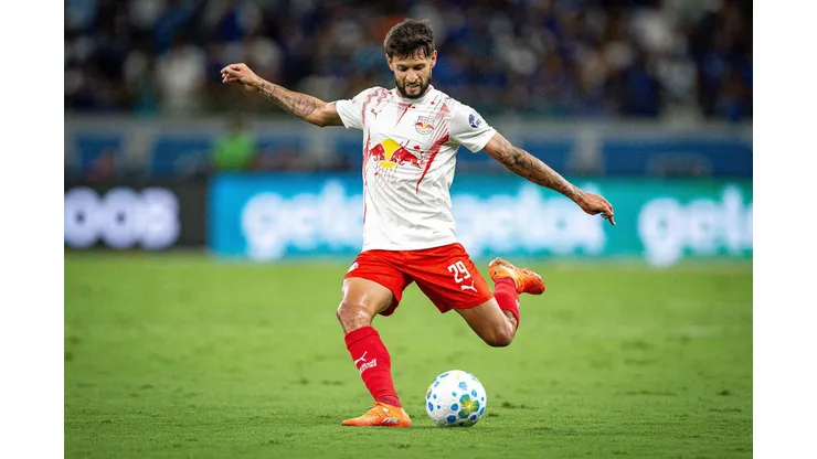 Juninho Capixaba (Bragantino) durante jogo contra o Cruzeiro, no dia 12.04.2026. Foto: Fernando Moreno/AGIF