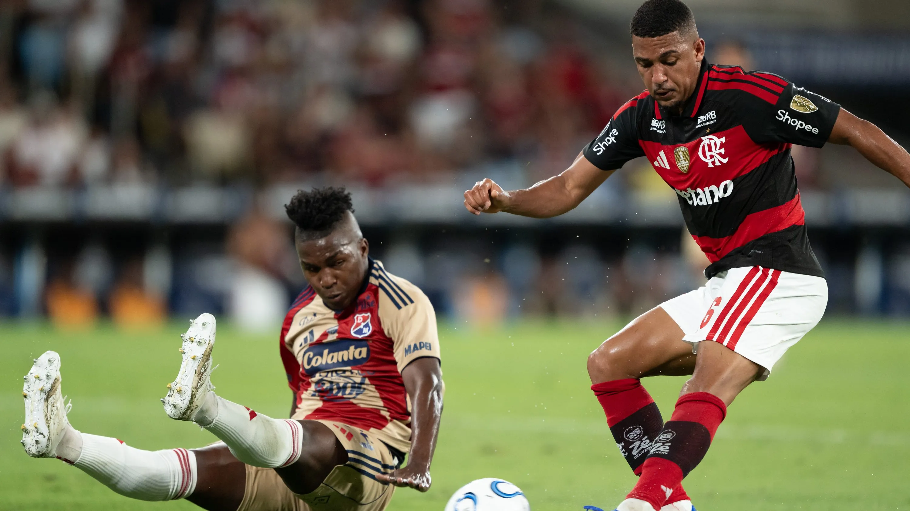 Samuel Lino  durante partida contra o Independiente Medellin  pela Copa Libertadores 2026. Foto: Jorge Rodrigues/AGIF
