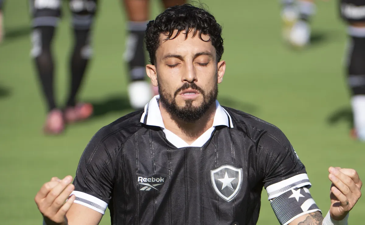 Alex Telles inflama elenco no vestiário antes de vitória importante na Sul-Americana