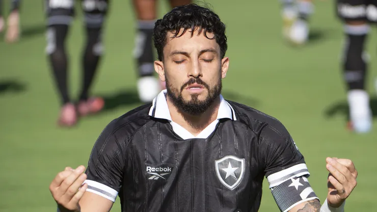 Alex Telles jogador do Botafogo comemora seu gol durante partida contra o Bragantino no estadio Cicero De Souza Marques pelo campeonato Brasileiro A 2026.