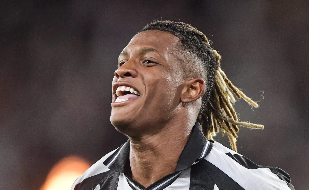 Jornal espanhol se rende a Danilo, do Botafogo, e crava: “Copa do Mundo te espera”