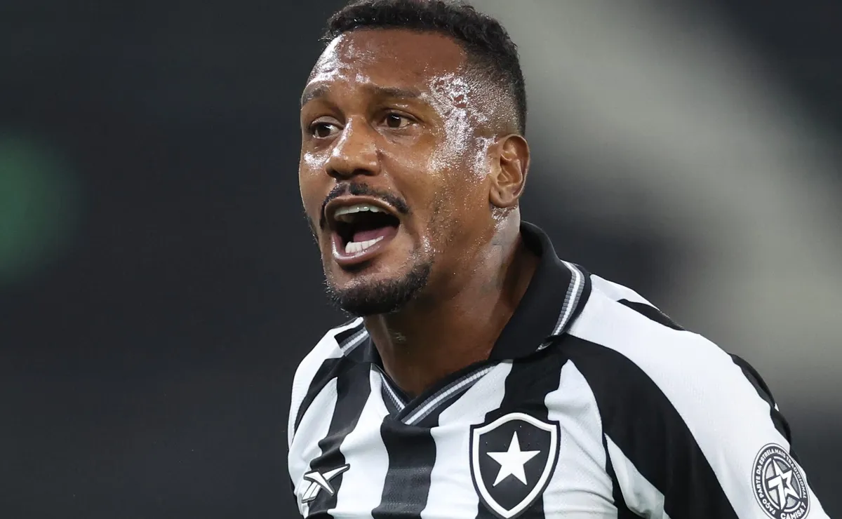 Edenílson agradece por sequência no Botafogo e vibra com nova vitória: “O grupo está muito feliz”