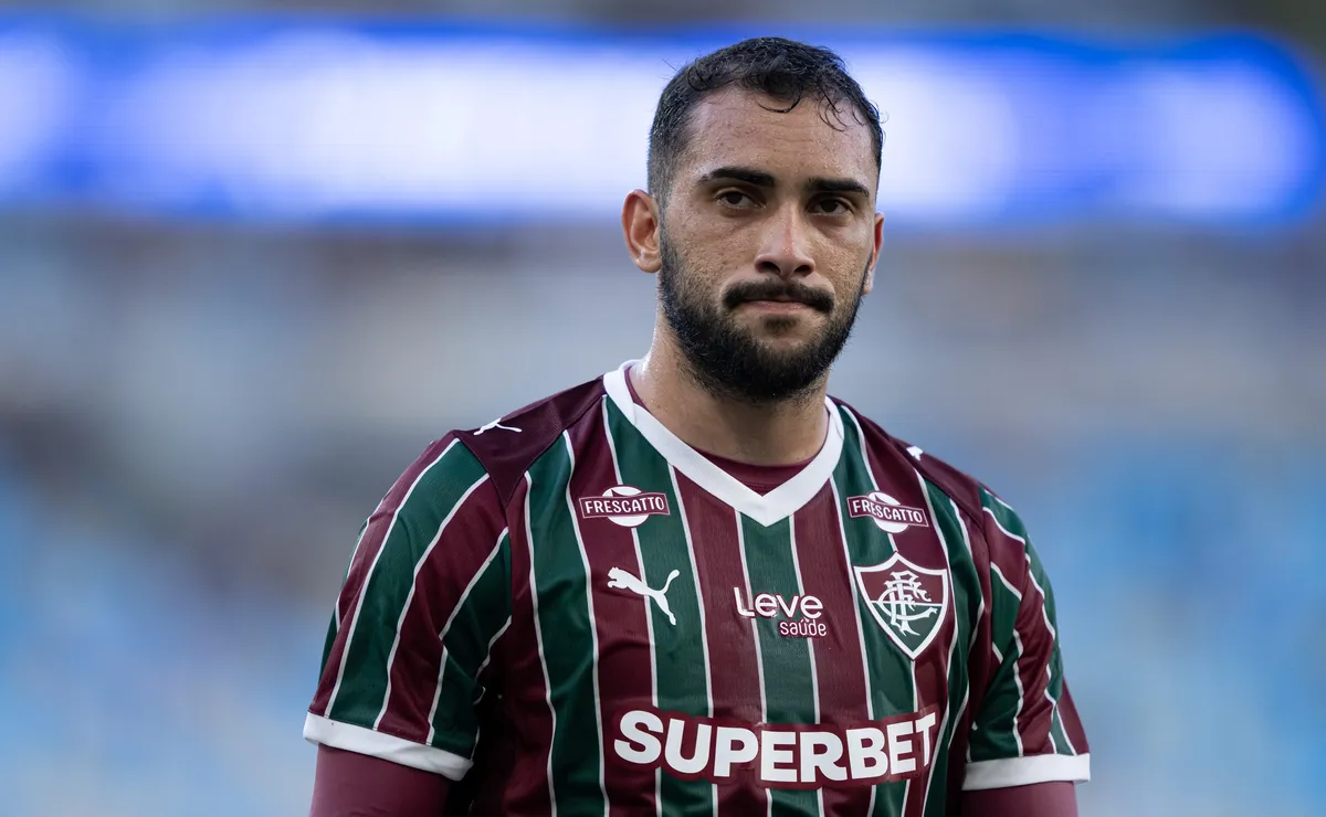 Esposa de Freytes veste camisa do Rivadavia na praia e constrange elenco do Fluminense, diz site