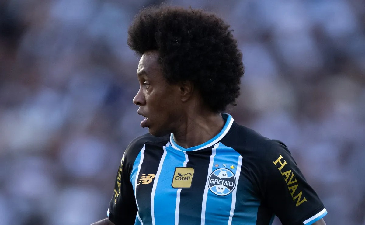 Willian busca profissional particular para tratar de lesão muscular que tem no Grêmio