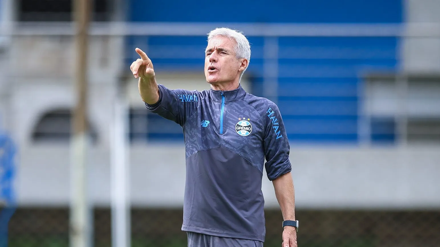 Luís Castro durante treino do Tricolor.
