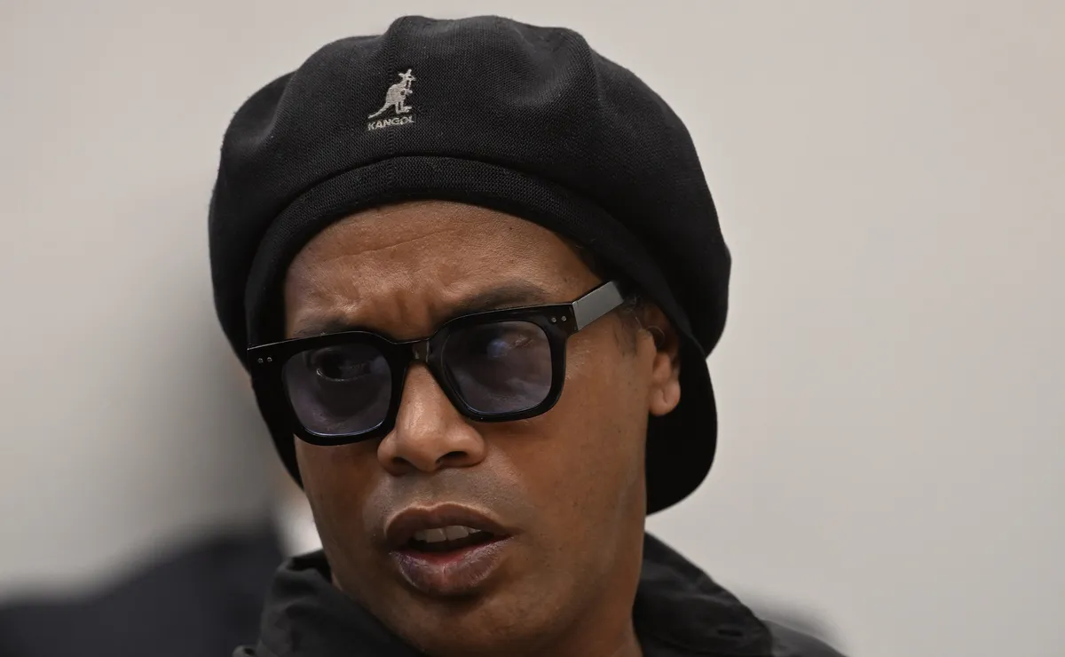 Torcida do Grêmio se revolta com Ronaldinho após série expor bastidores da negociação frustrada