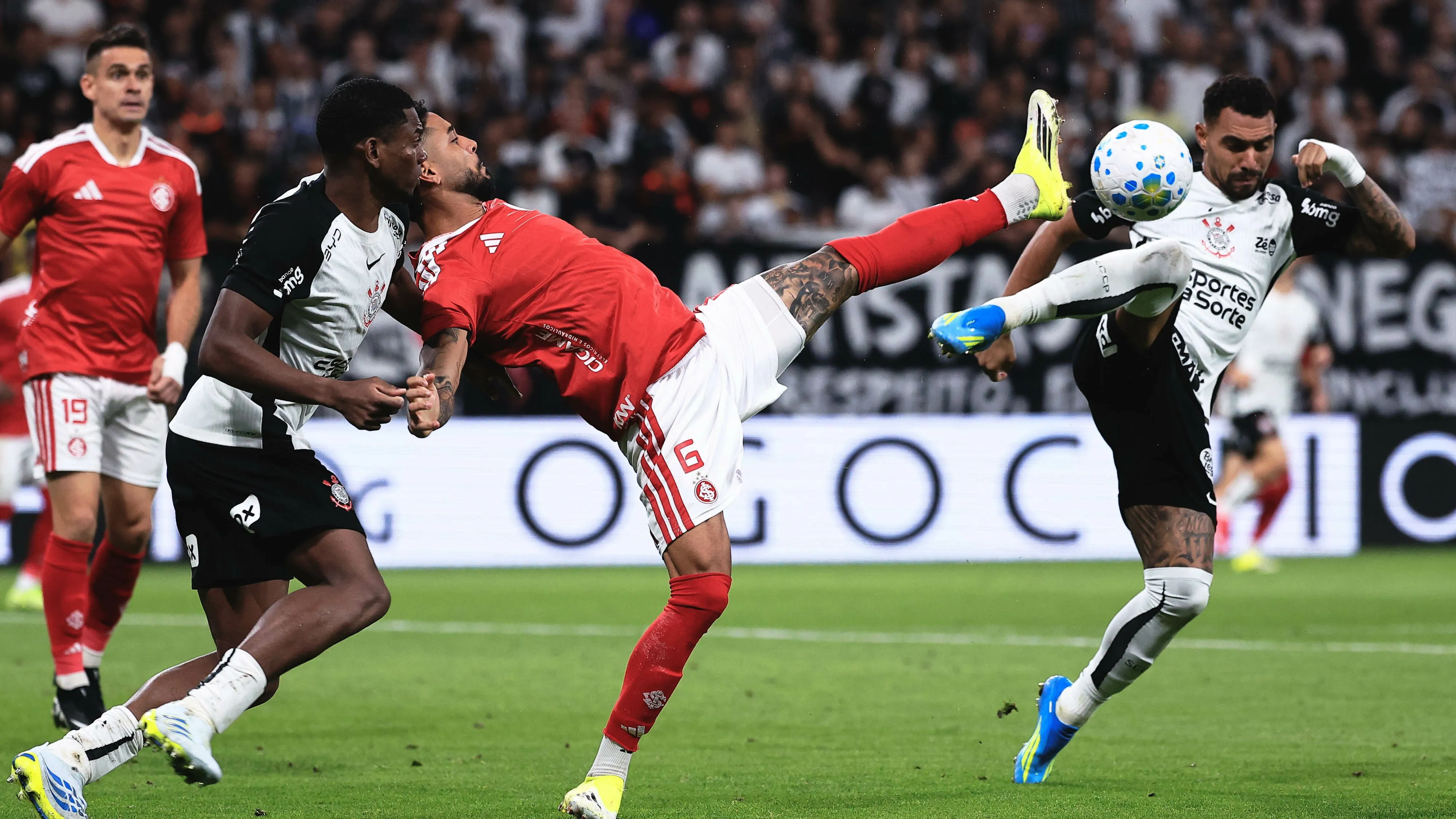 Matheus Bahia em ação pelo Colorado… ele deve ser desfalque – Foto: Ettore Chiereguini/AGIF