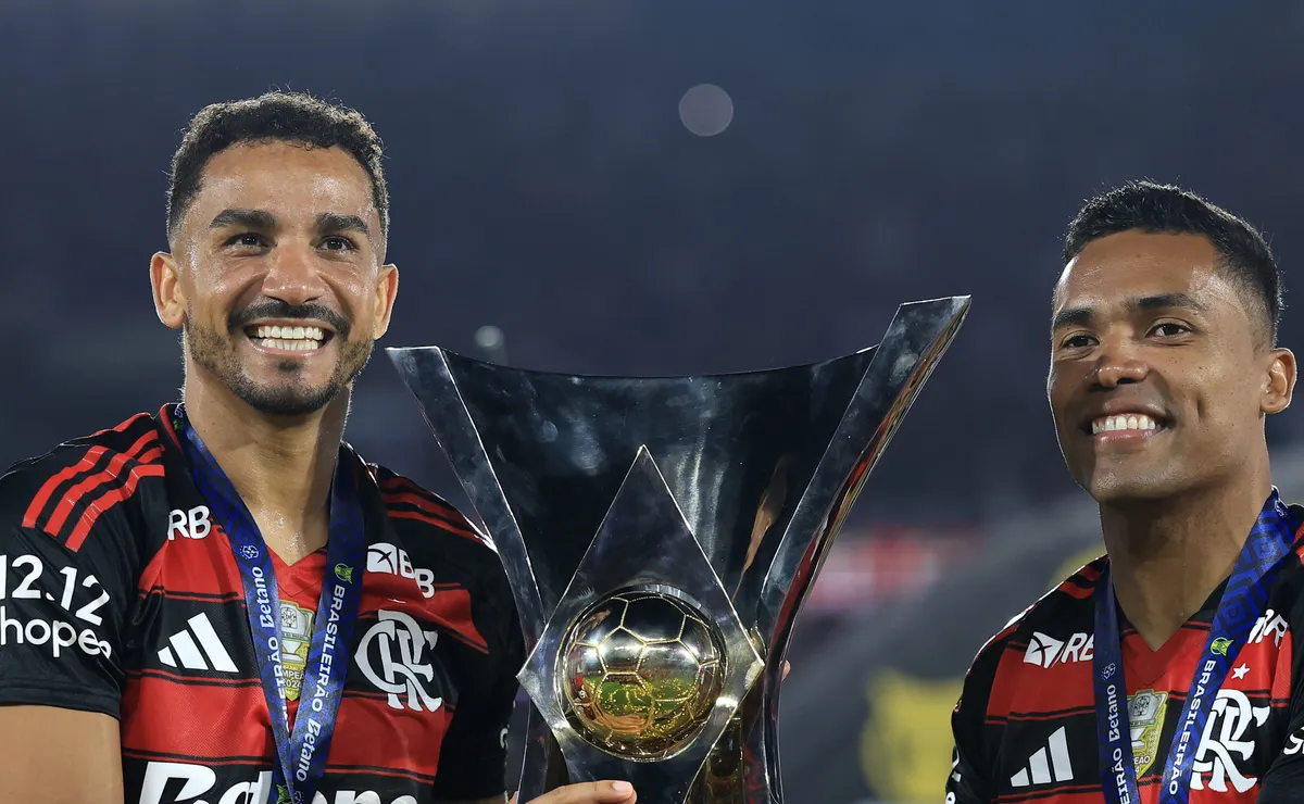 Flamengo encaminha renovações com Alex Sandro e Danilo e anúncio vai acontecer após a Copa