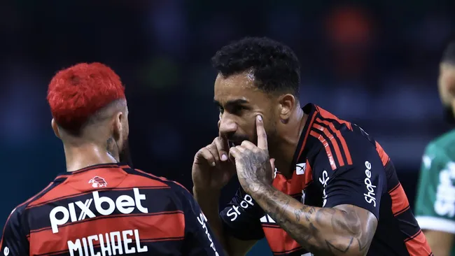 . Foto: Marcello Zambrana/AGIF – Danilo durante partida contra o Palmeiras, no Allianz Parque.