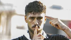 Barboza comemorando gol contra o Bragantino.