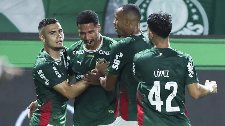Murilo comemorando gol contra o Vitória. (Photo by Alexandre Schneider/Getty Images)