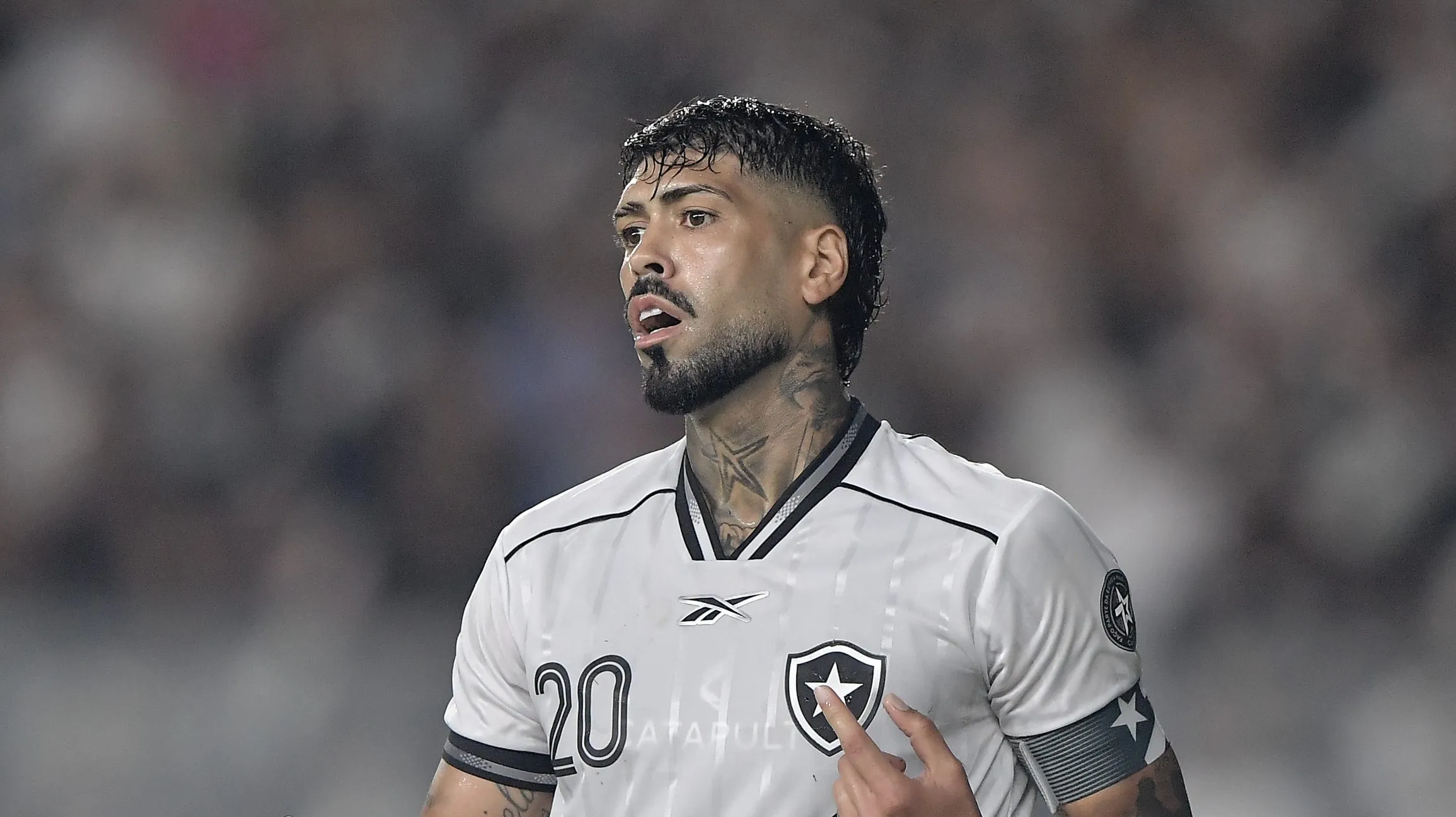 Foto: Thiago Ribeiro/AGIF – Zagueiro do Botafogo durante jogo em São Januário contra o Vasco.