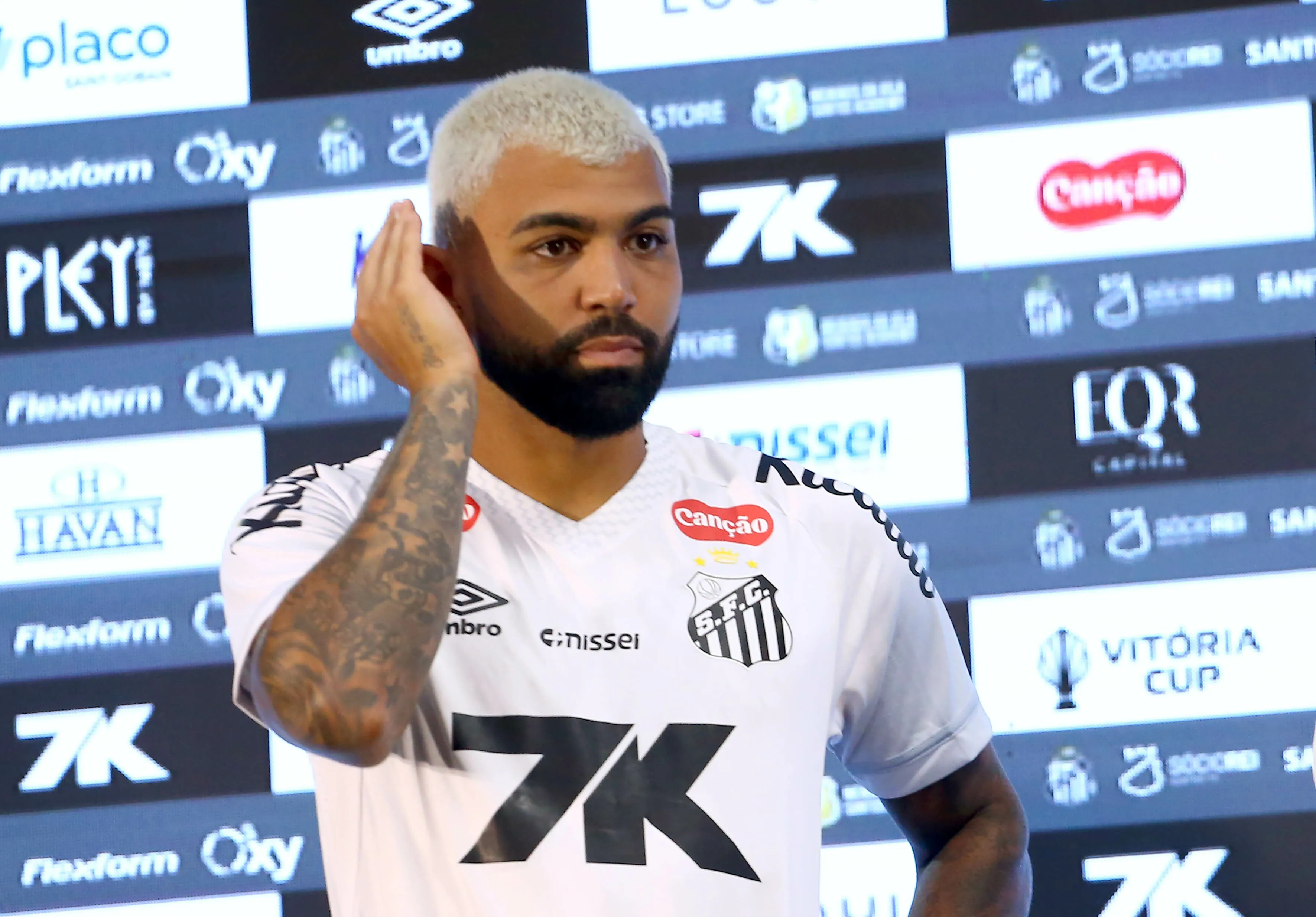 Gabriel Barbosa(Gabigol) posa para fotos durante sua apresentacao oficial como jogador do Santos FC em coletiva de imprensa realizada no Vila Belmiro. Foto: Mauricio De Souza/AGIF