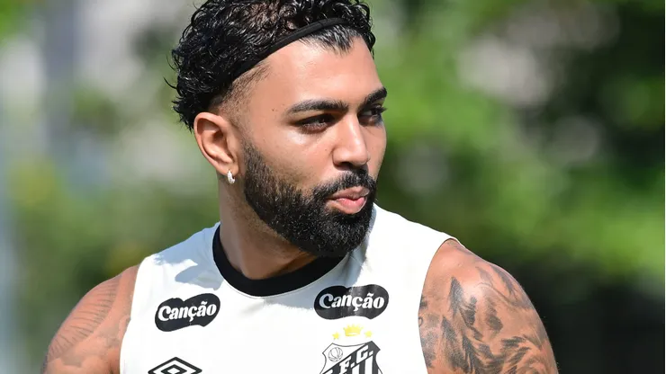 SP - SANTOS - 17/04/2026 - SANTOS, TREINO - Gabigol jogador do Santos durante chegada do time para treino no Centro de Treinamento CT Rei Pele. Foto: Jota Erre/AGIF