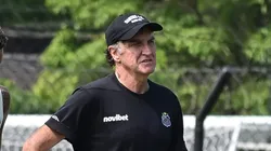 Cuca durante treinamento de hoje (17) no CT Rei Pelé.