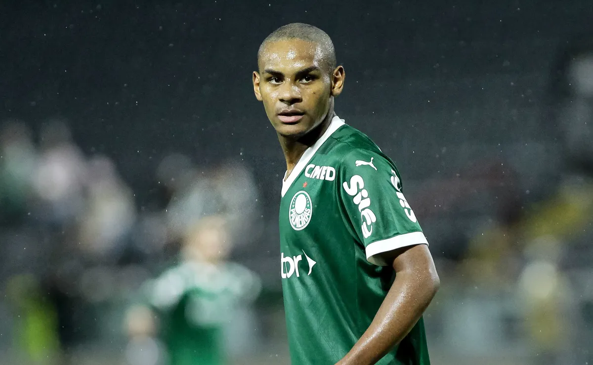 City leva vantagem em disputa com Barcelona e avança para comprar Eduardo Conceição, do Palmeiras