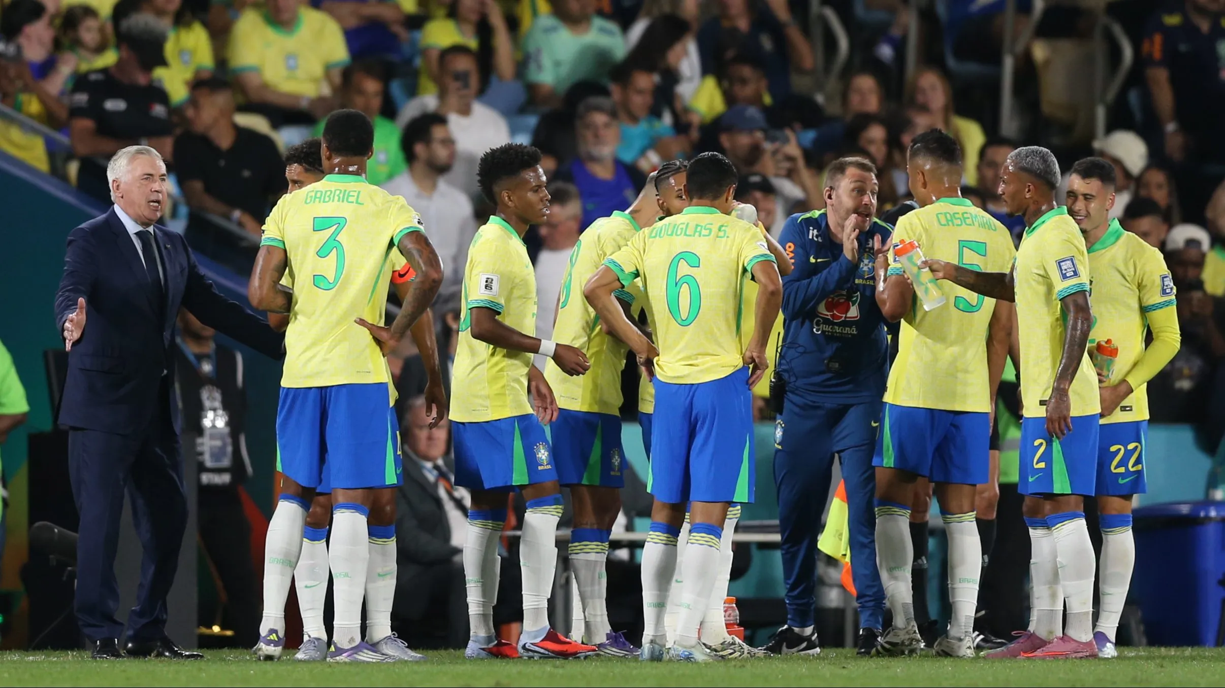 Ancelotti em ação com a Seleção Brasileira –  Foto: Marlon Costa/AGIF